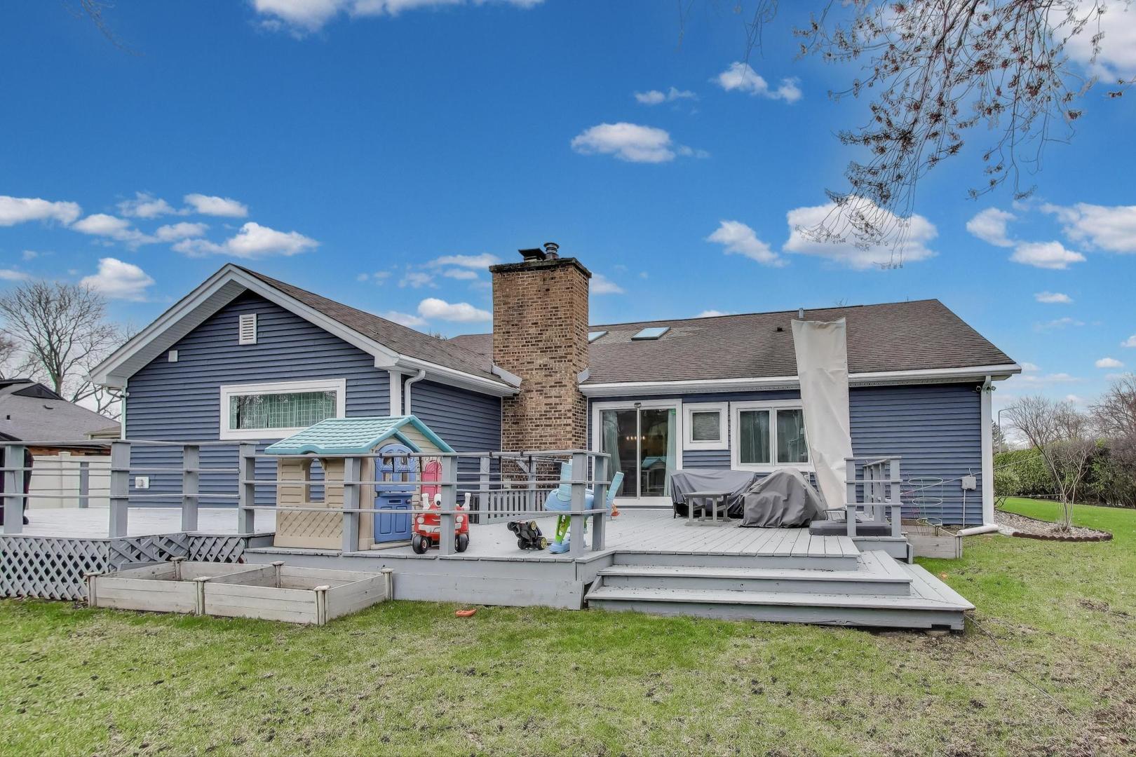1344 Southwind Drive Northbrook, IL 60062 - Photo 37 of 39 a front view of house with a garden