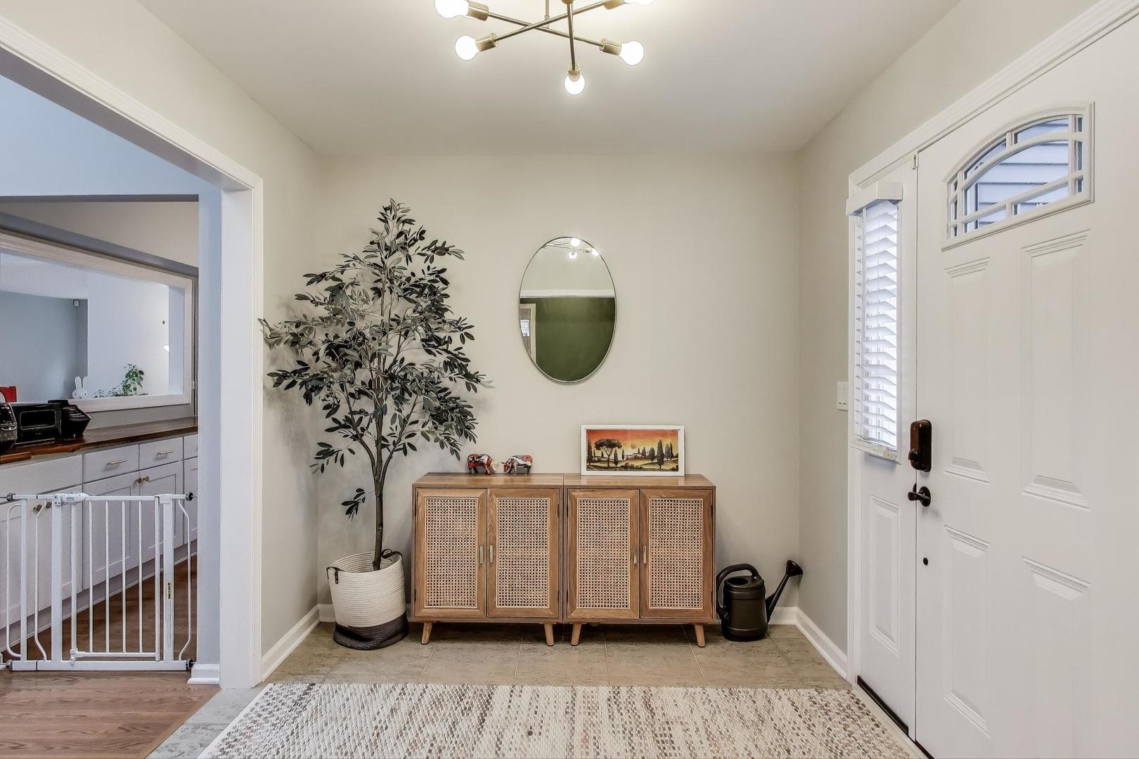 1344 Southwind Drive Northbrook, IL 60062 - Photo 4 of 39 a view of living room