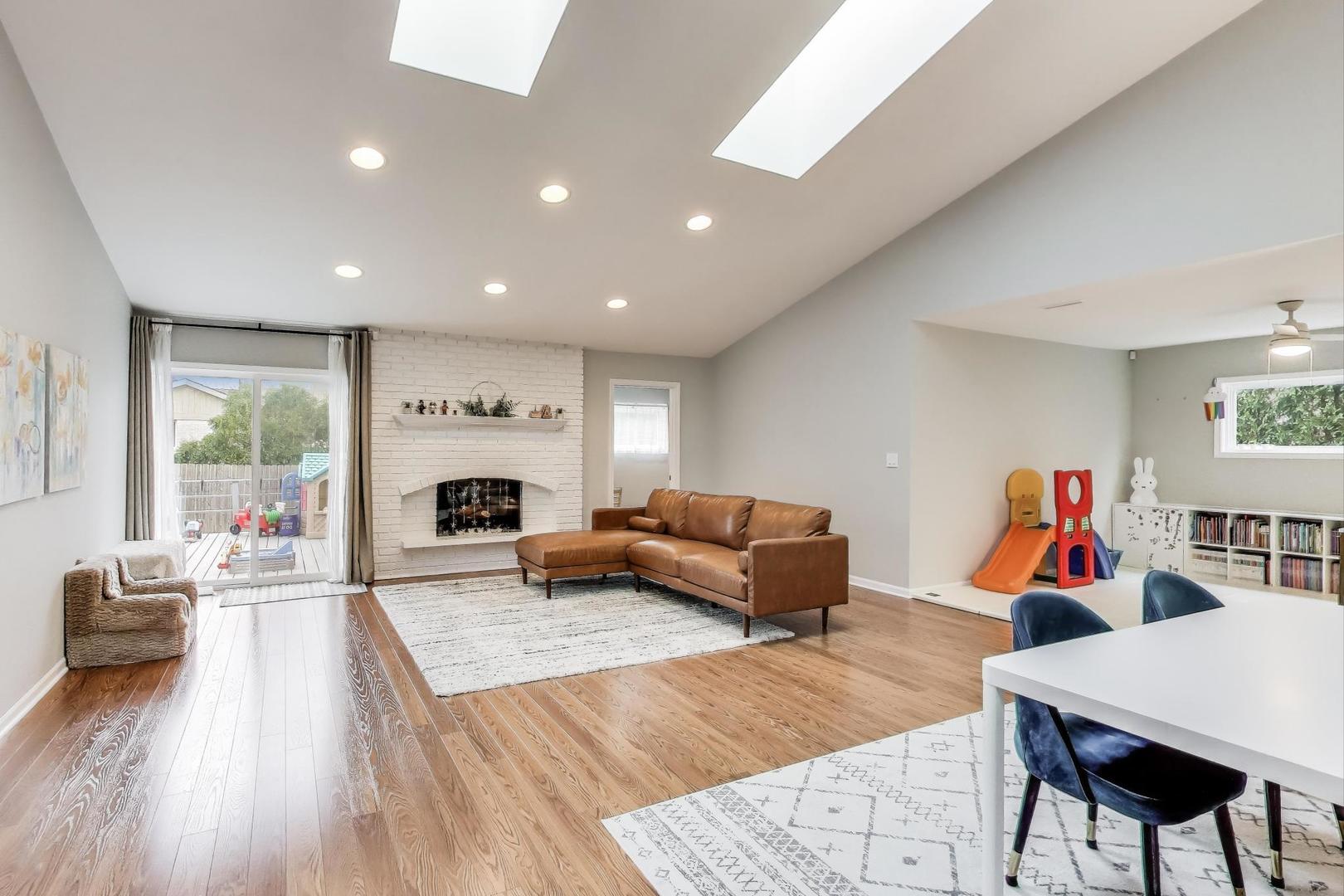 1344 Southwind Drive Northbrook, IL 60062 - Photo 5 of 39 a living room with furniture fireplace and flat screen tv