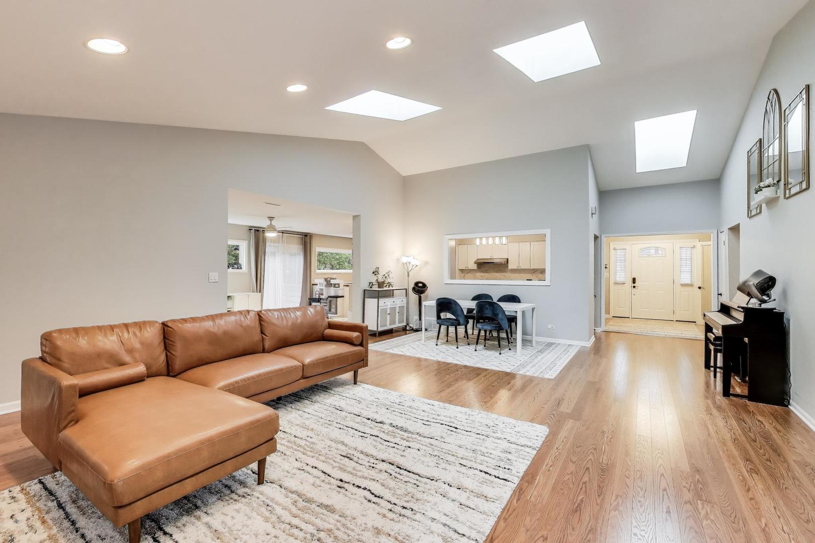 1344 Southwind Drive Northbrook, IL 60062 - Photo 7 of 39 a living room with furniture and wooden floor