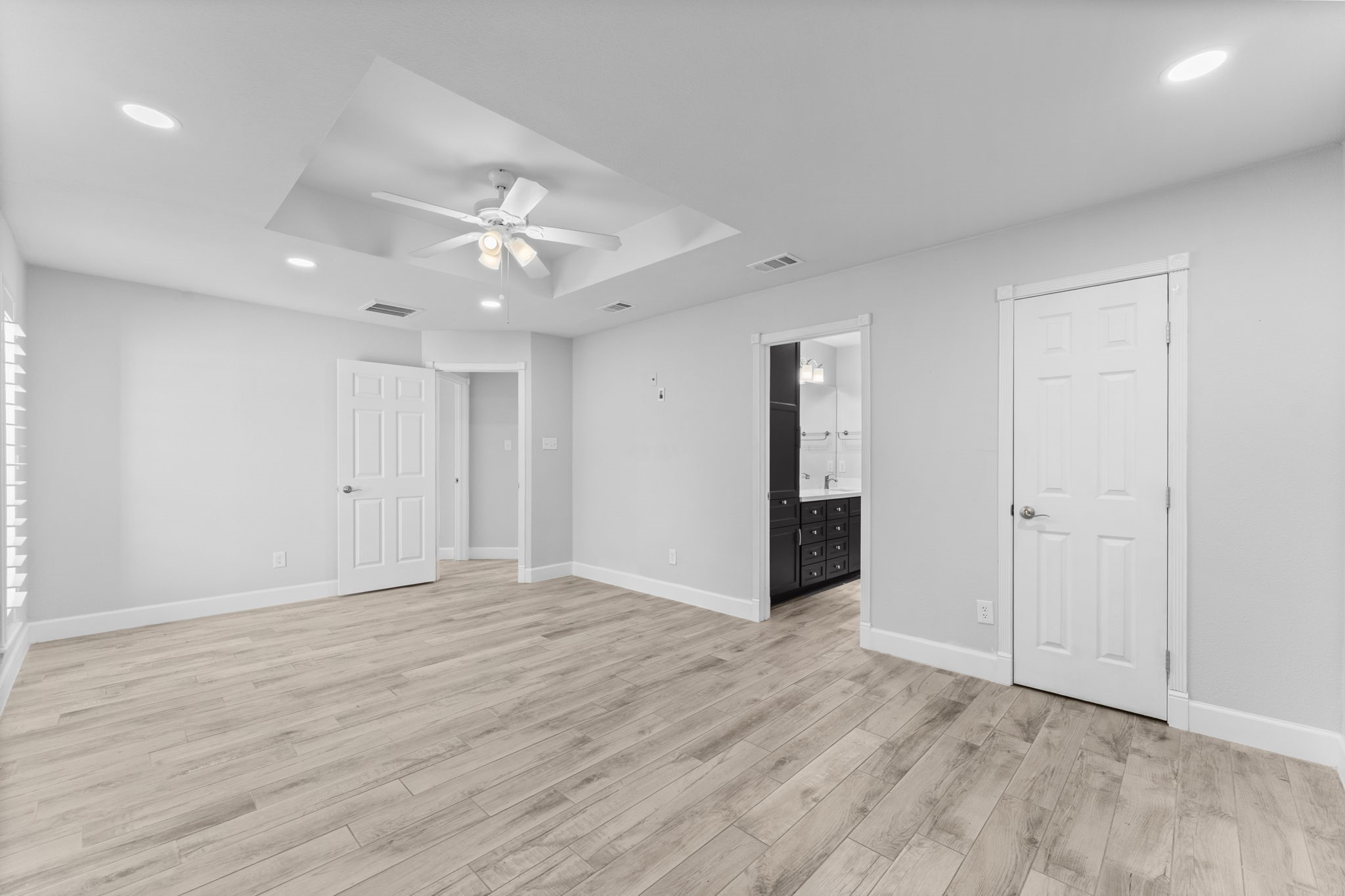 22 Shady Oak Lane Conroe, TX 77304 - Photo 20 of 44 a view of an empty room with chandelier fan