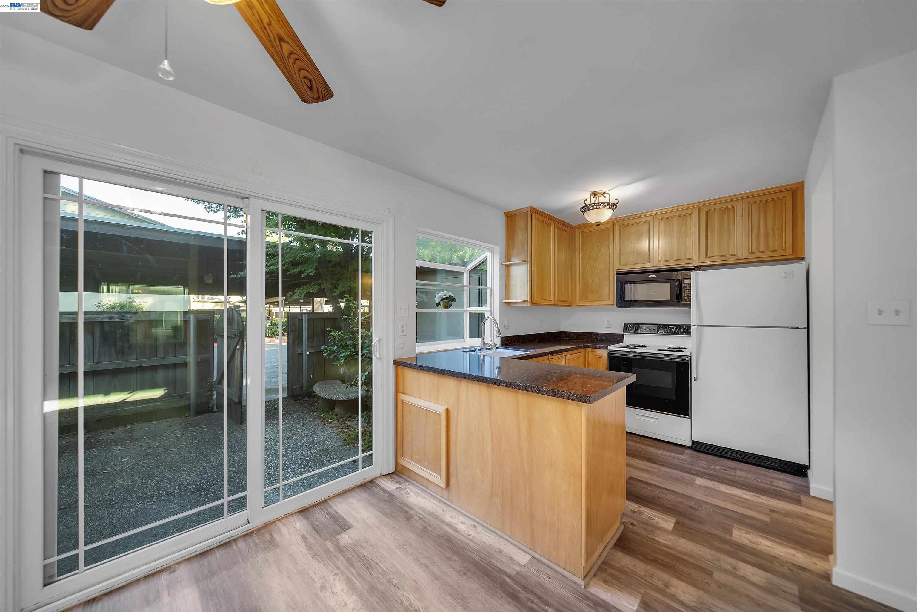 8848 La Riviera Drive, Unit B Sacramento, CA 95826 - Photo 3 of 27