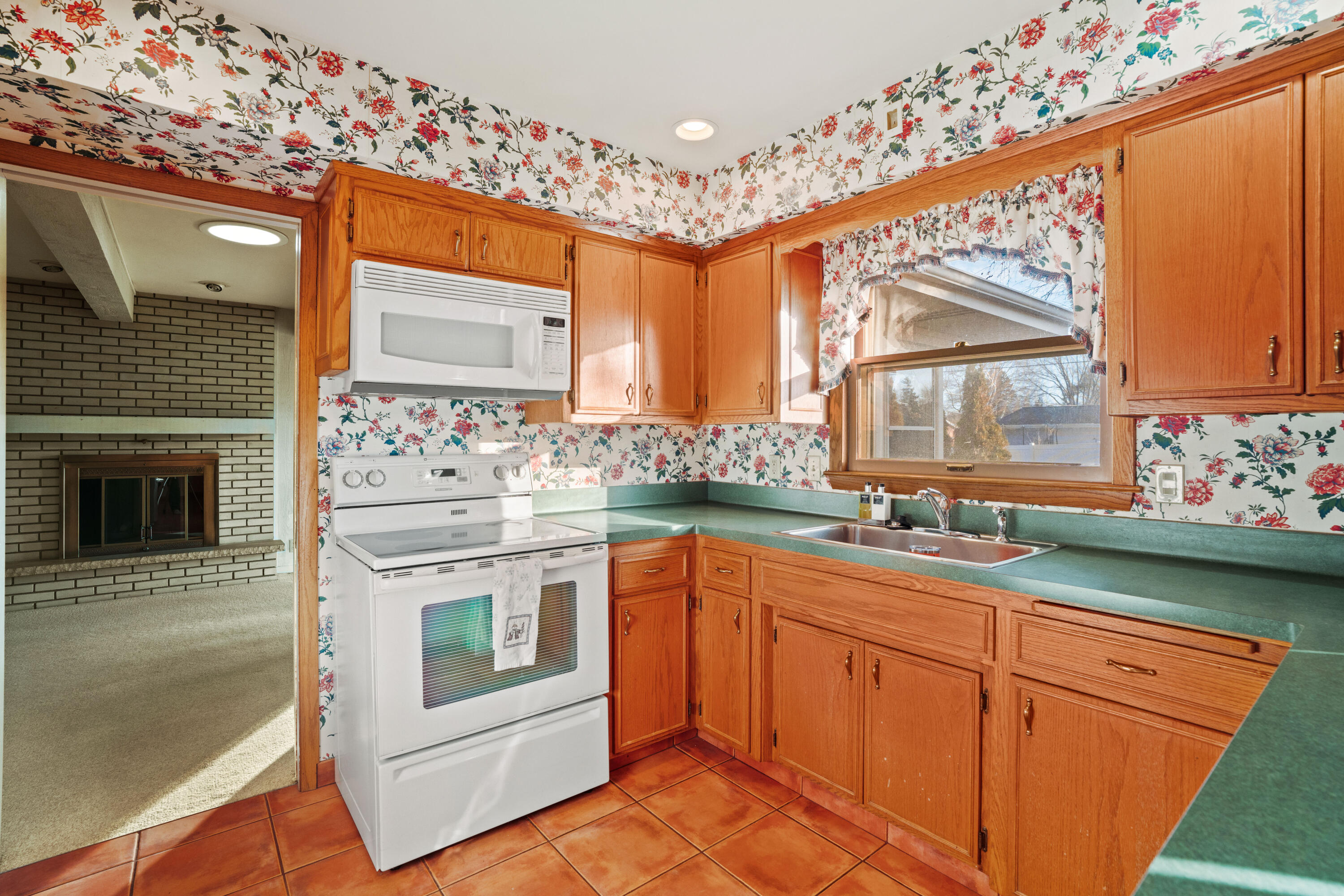 207 Old Pine Circle Wind Point, WI 53402 - Photo 5 of 23 Bright, applianced Kitchen