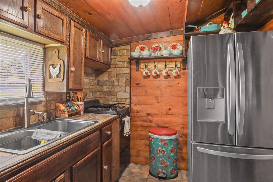694 Overstreet Road Jesup, GA 31546 - Photo 18 of 23 Kitchen with stainless appliances