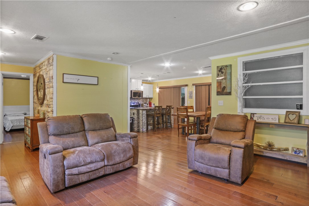 694 Overstreet Road Jesup, GA 31546 - Photo 8 of 23 Living room