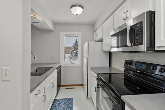 $309,900 | 1595 Wayzata Boulevard, Unit F, Long Lake, MN 55356