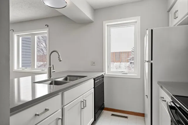 $309,900 | 1595 Wayzata Boulevard, Unit F, Long Lake, MN 55356