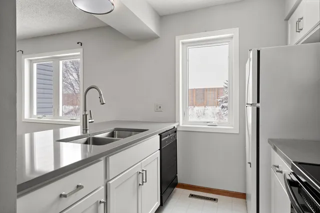 $309,900 | 1595 Wayzata Boulevard, Unit F, Long Lake, MN 55356