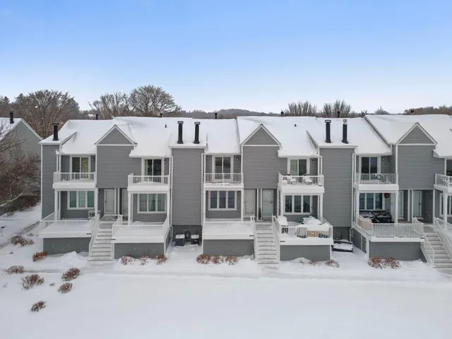 $309,900 | 1595 Wayzata Boulevard, Unit F, Long Lake, MN 55356
