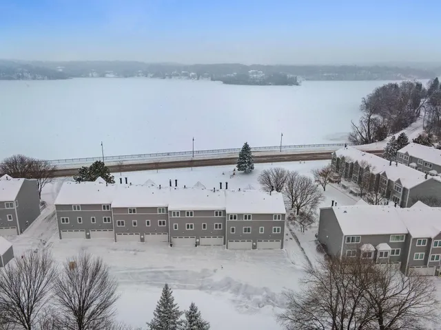 $309,900 | 1595 Wayzata Boulevard, Unit F, Long Lake, MN 55356