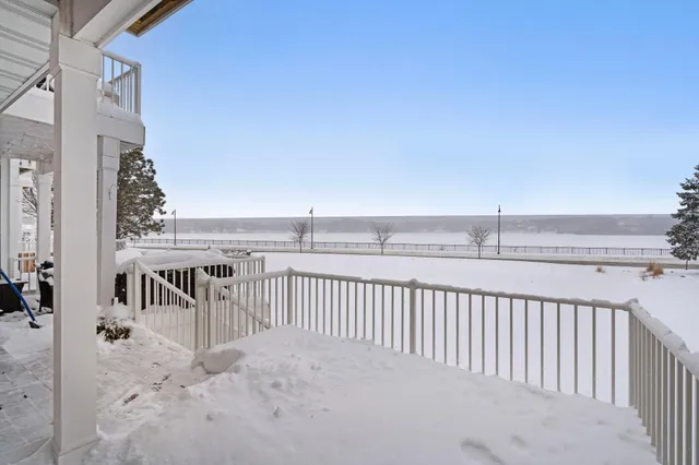 $309,900 | 1595 Wayzata Boulevard, Unit F, Long Lake, MN 55356