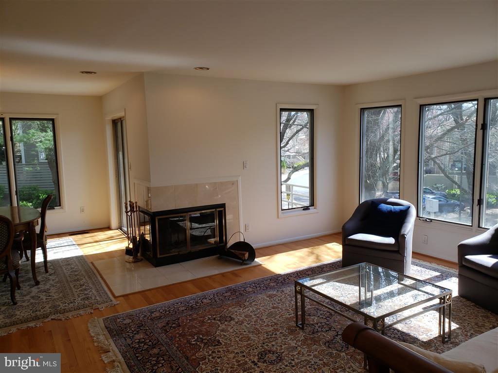 1942 Lakeport Way Reston, VA 20191 - Photo 2 of 22 Living/Dining Room