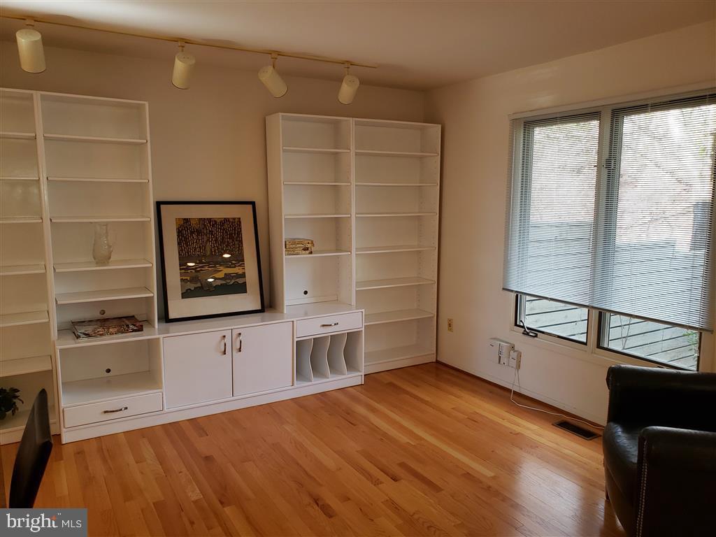 1942 Lakeport Way Reston, VA 20191 - Photo 12 of 22 Kitchen/Family Room