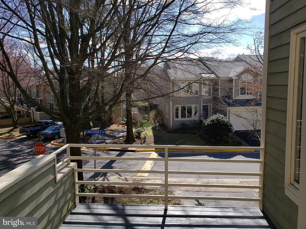 1942 Lakeport Way Reston, VA 20191 - Photo 20 of 22 Front Deck