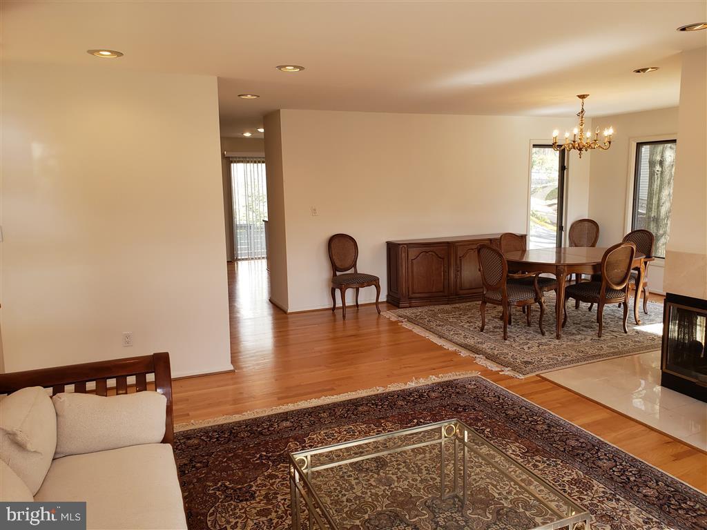 1942 Lakeport Way Reston, VA 20191 - Photo 3 of 22 Living/Dining Room