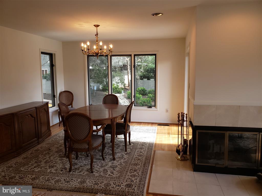 1942 Lakeport Way Reston, VA 20191 - Photo 5 of 22 Living/Dining Room