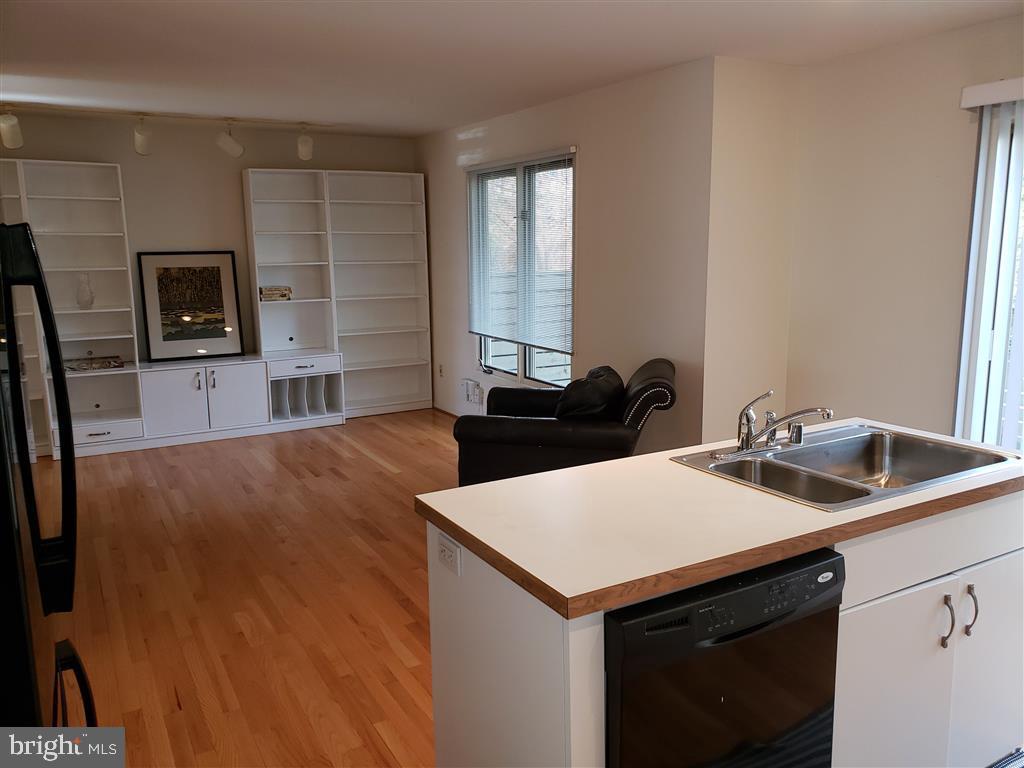 1942 Lakeport Way Reston, VA 20191 - Photo 6 of 22 Kitchen/Family Room