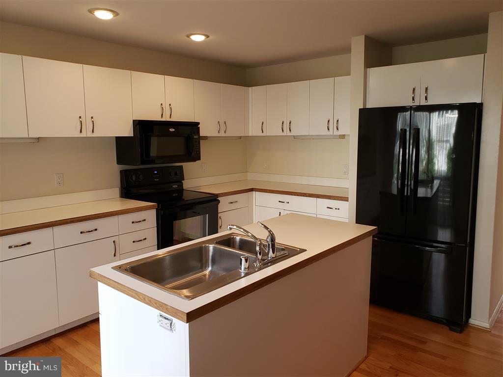 1942 Lakeport Way Reston, VA 20191 - Photo 7 of 22 Kitchen/Family Room