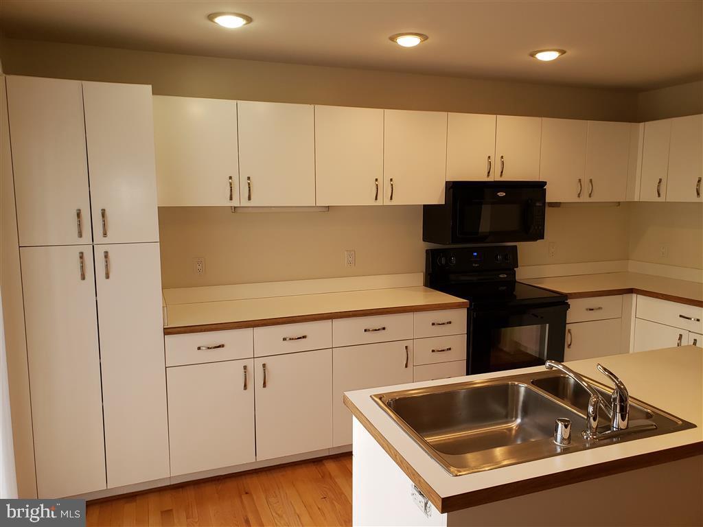 1942 Lakeport Way Reston, VA 20191 - Photo 8 of 22 Kitchen/Family Room