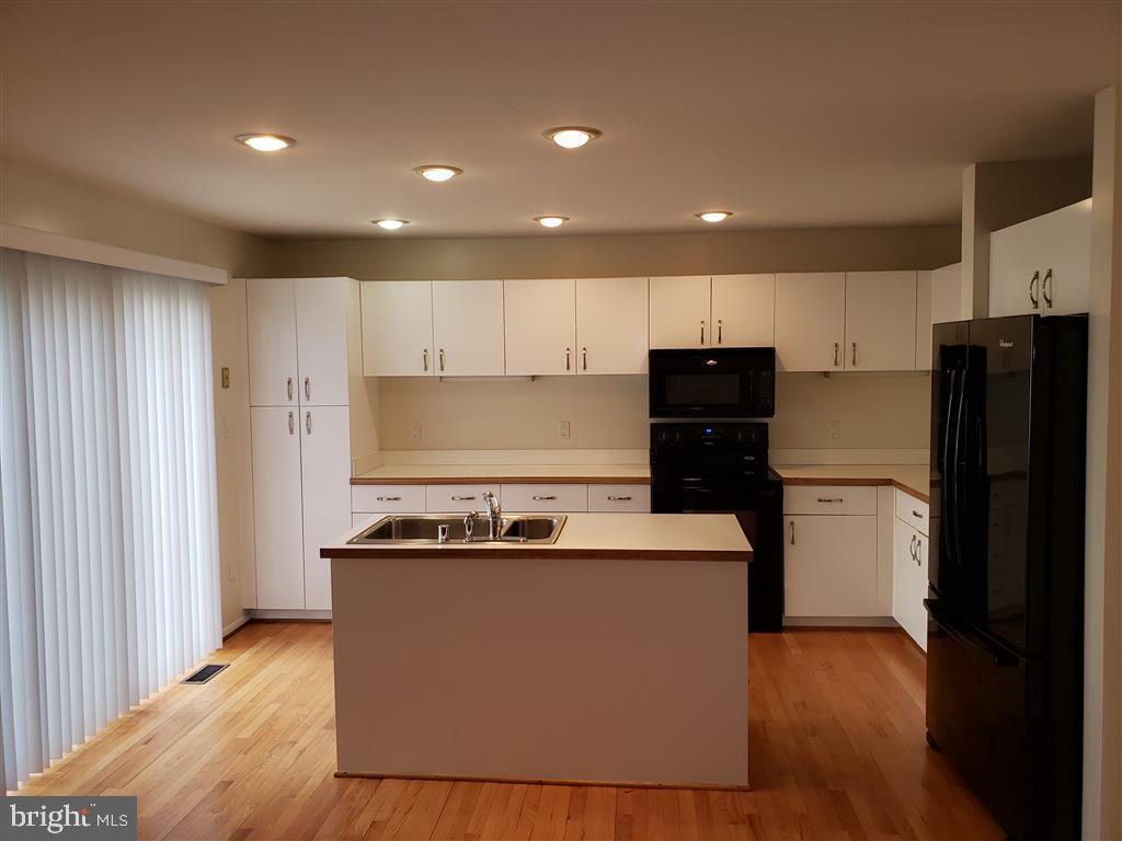 1942 Lakeport Way Reston, VA 20191 - Photo 9 of 22 Kitchen/Family Room