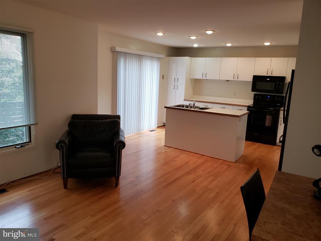 1942 Lakeport Way Reston, VA 20191 - Photo 10 of 22 Kitchen/Family Room