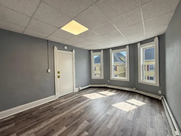 $2,695 | 133 University Avenue, Unit 5, Lowell, MA 01854