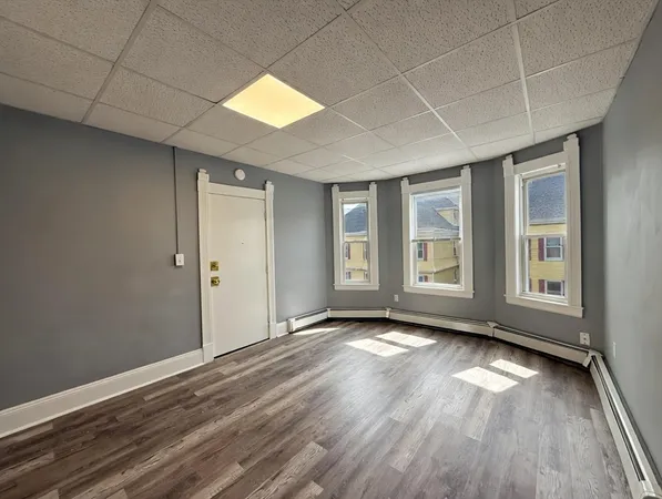 $2,695 | 133 University Avenue, Unit 5, Lowell, MA 01854