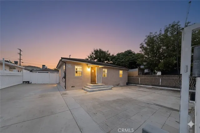 a view of a house with a backyard