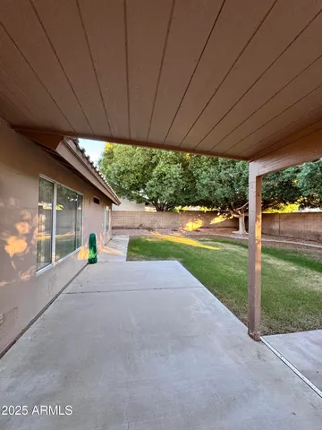 a view of a house with backyard and a area