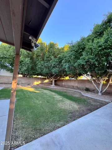 a view of yard with green space