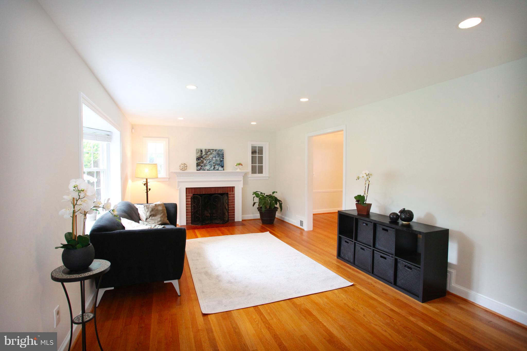306 Whitestone Road Silver Spring, MD 20901 - Photo 4 of 30 Living Room