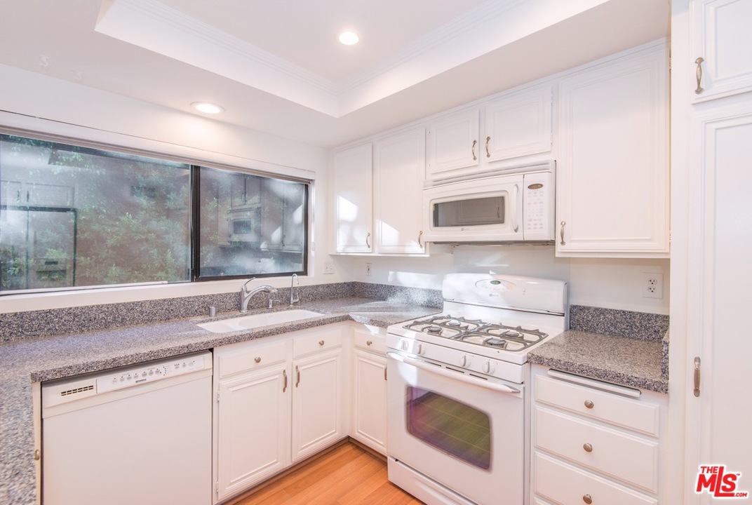 13963 Riverside Drive Sherman Oaks, CA 91423 - Photo 23 of 43