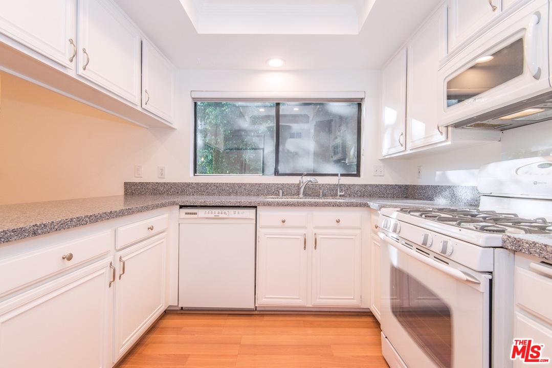 13963 Riverside Drive Sherman Oaks, CA 91423 - Photo 24 of 43