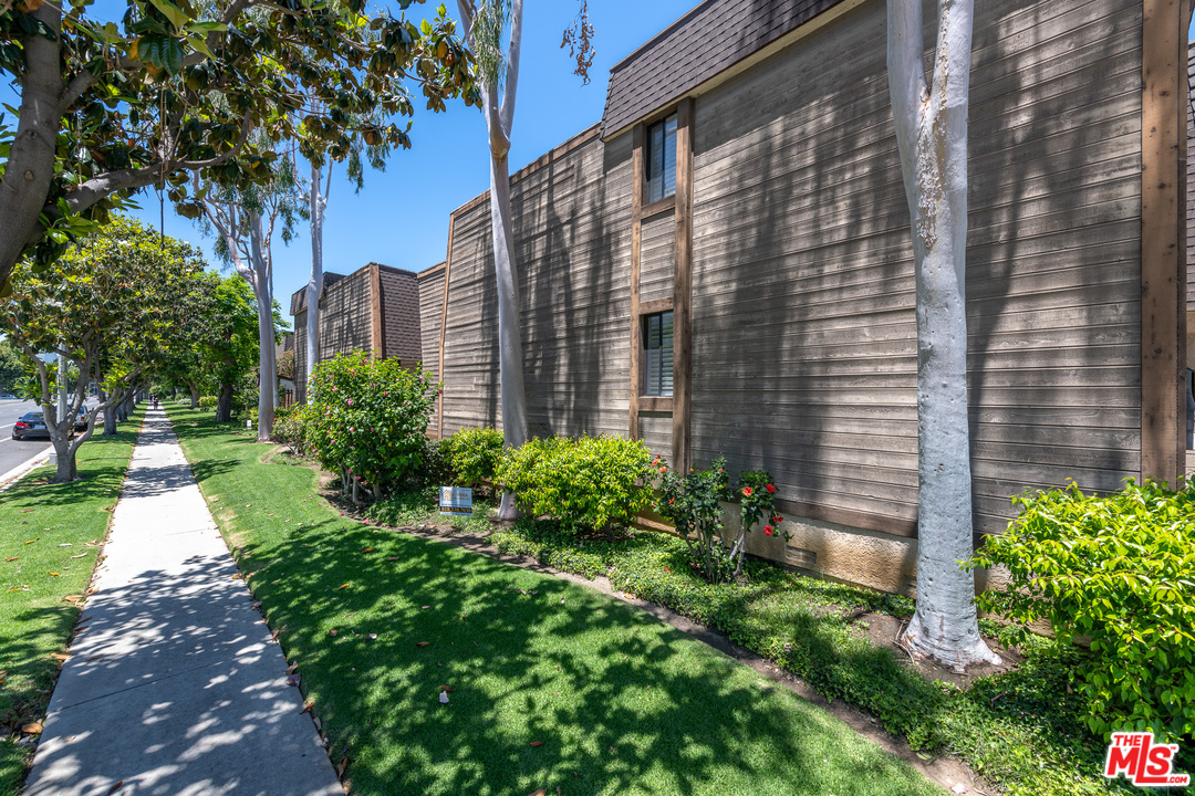 13963 Riverside Drive Sherman Oaks, CA 91423 - Photo 5 of 43