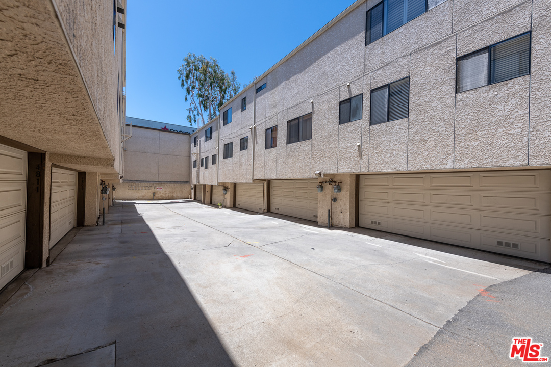 13963 Riverside Drive Sherman Oaks, CA 91423 - Photo 41 of 43
