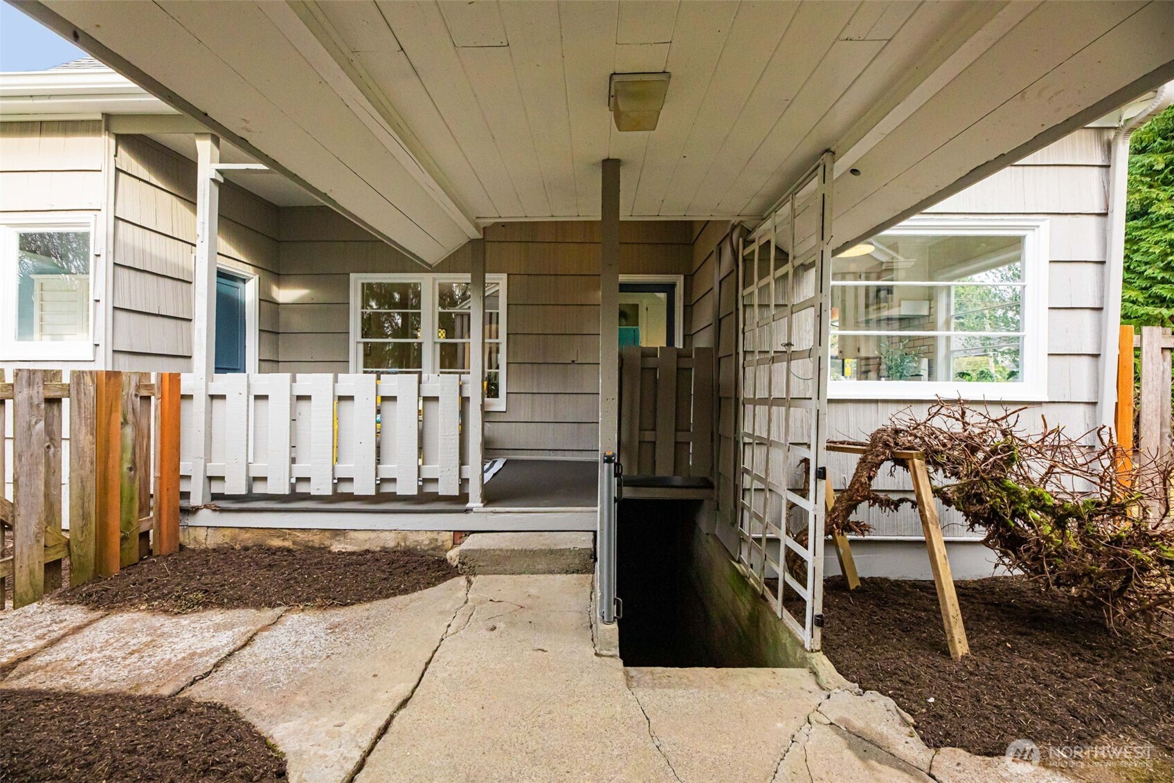 217 6th Street Snohomish, WA 98290 - Photo 28 of 40 a front view of a house with a garden