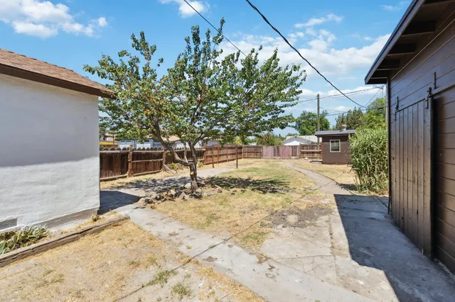 a view of a backyard