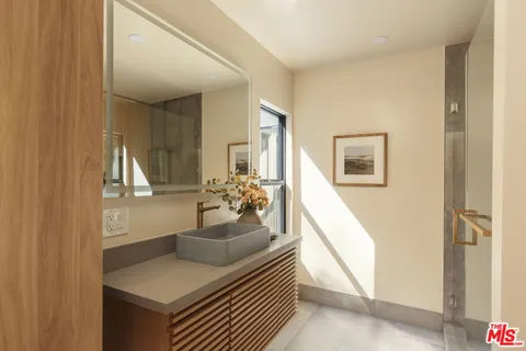 $1,549,000 | 4100 Don Diablo Drive, Los Angeles, CA 90008