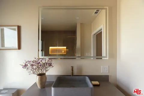 $1,549,000 | 4100 Don Diablo Drive, Los Angeles, CA 90008