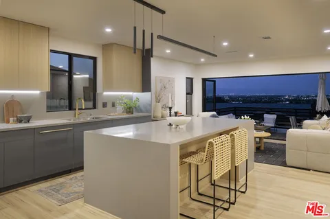 $1,549,000 | 4100 Don Diablo Drive, Los Angeles, CA 90008