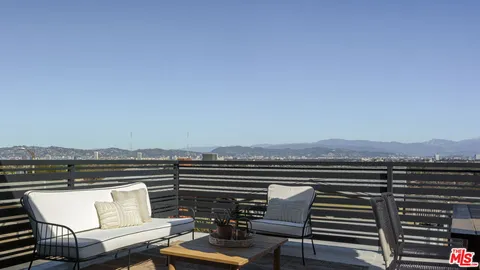 $1,549,000 | 4100 Don Diablo Drive, Los Angeles, CA 90008