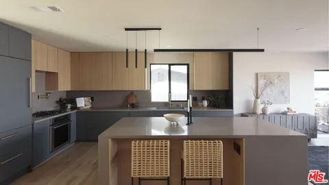 $1,549,000 | 4100 Don Diablo Drive, Los Angeles, CA 90008