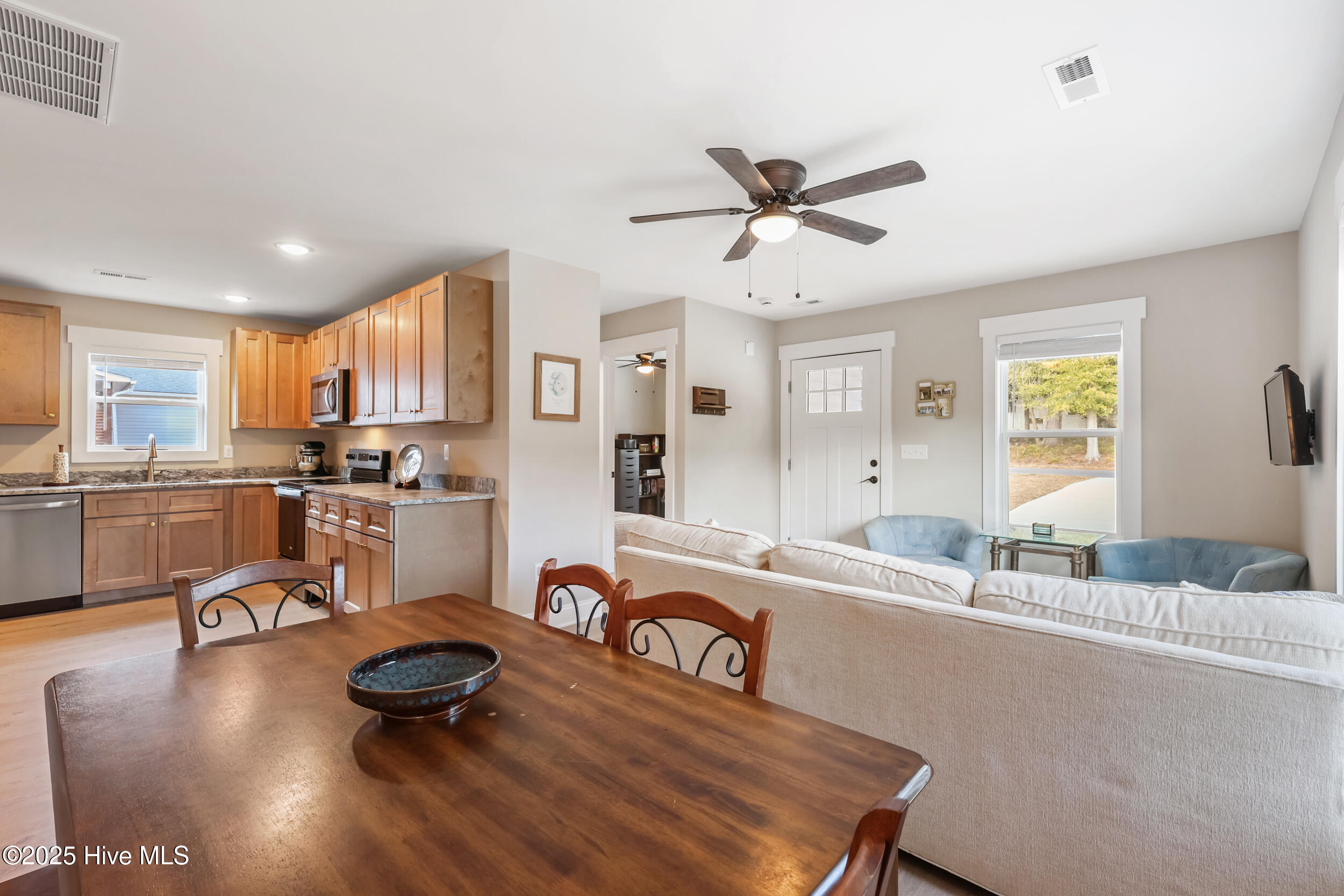 60 Greensboro Road Southport, NC 28461 - Photo 11 of 42 Dining area