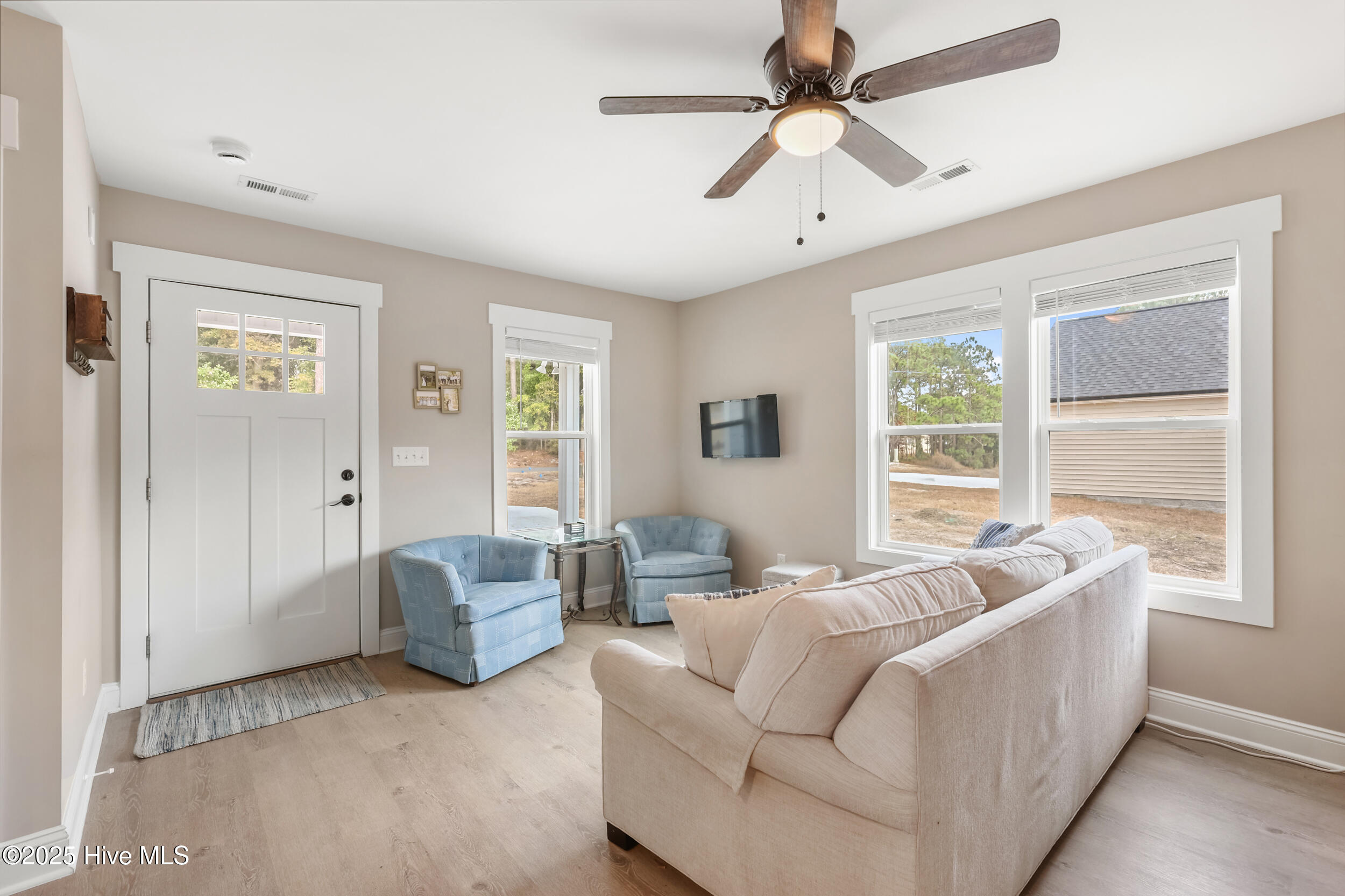 60 Greensboro Road Southport, NC 28461 - Photo 7 of 42 Living room