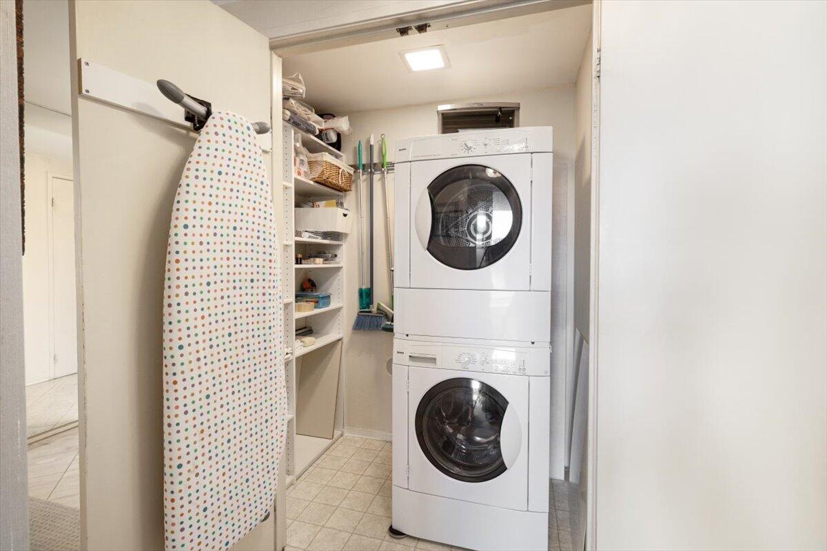 900 Island Drive, Unit 313 Rancho Mirage, CA 92270 - Photo 23 of 62 a utility room with dryer and washer