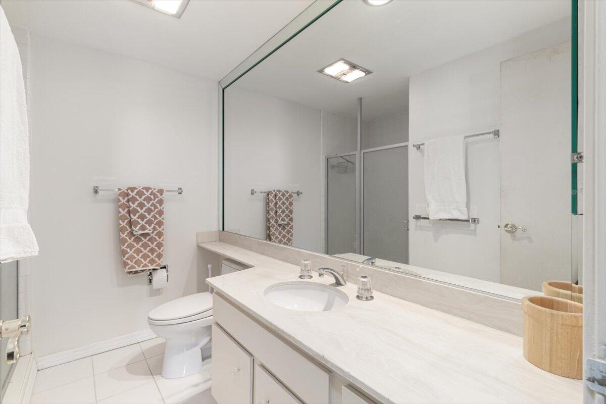 900 Island Drive, Unit 313 Rancho Mirage, CA 92270 - Photo 39 of 62 a bathroom with a sink toilet double vanity and tub