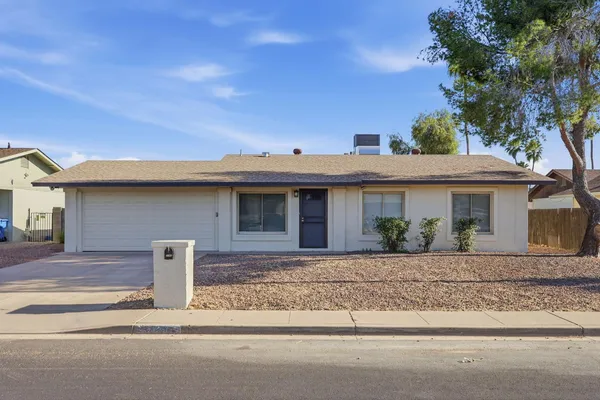 $1,900 | 3743 West Acoma Drive, Phoenix, AZ 85053