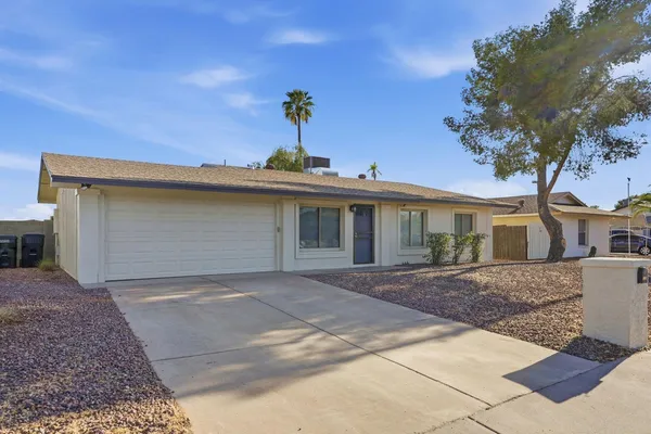 $1,900 | 3743 West Acoma Drive, Phoenix, AZ 85053