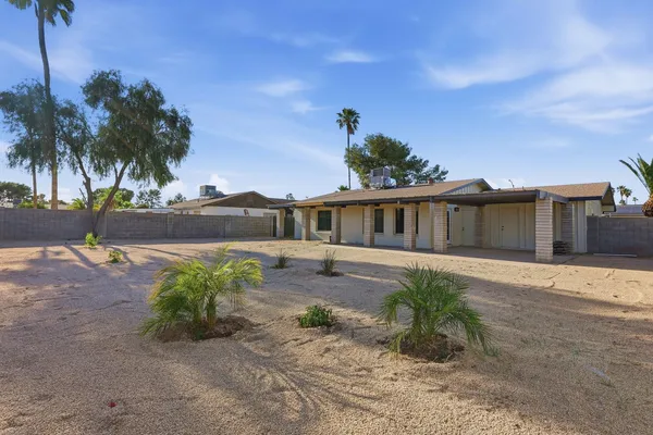 $1,900 | 3743 West Acoma Drive, Phoenix, AZ 85053