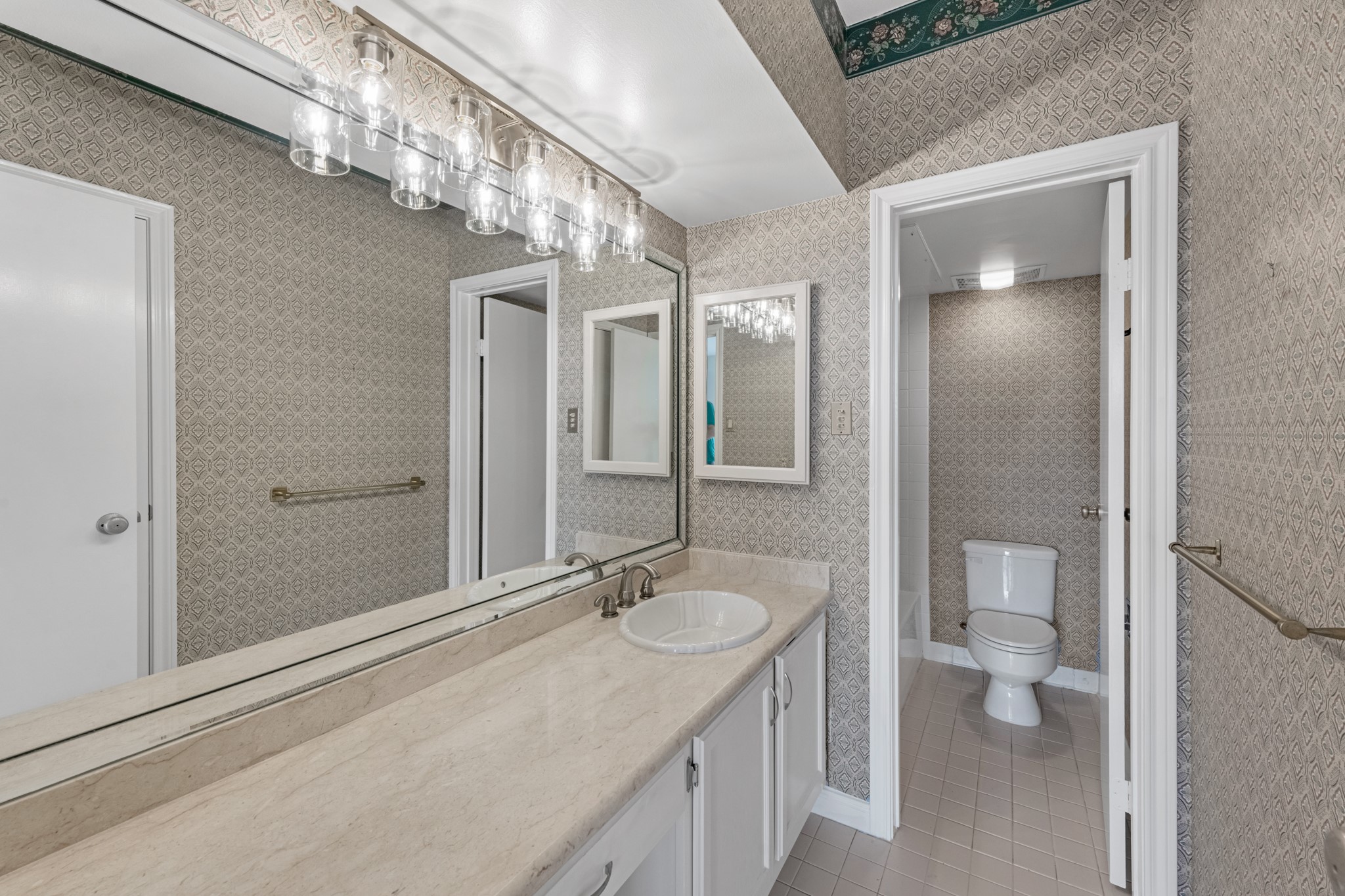 5150 Hidalgo Street, Unit 805 Houston, TX 77056 - Photo 14 of 31 Primary bathroom.